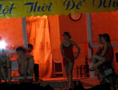 Nu nhan vien massage 'toi ben' voi khach hinh anh