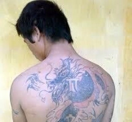 Hình xăm “cá chép hóa rồng” sau lưng Nhị đã “lật tẩy” bộ mặt thật của y (ảnh công an cung cấp).