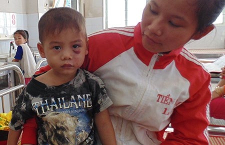 Be trai ba tuoi bi cha duong danh da man hinh anh