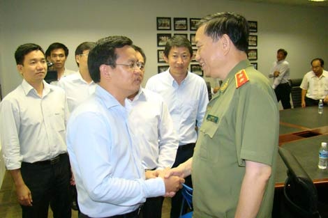 Trung tướng Tô Lâm, Ủy viên TW Đảng, Thứ trưởng Bộ Công an thăm hỏi, động viên các doanh nghiệp nước ngoài tại KCN VSIP.