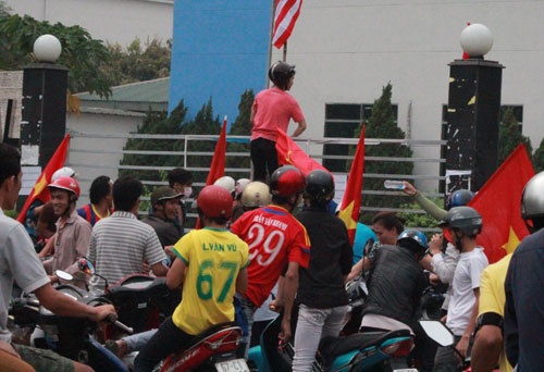 'Nguoi dan can tinh tao voi cac phan tu xau' hinh anh