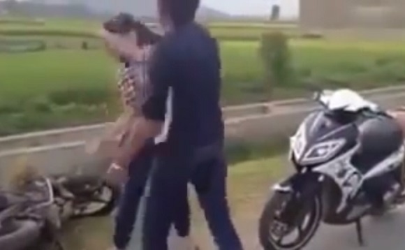 Bat ke dap nga nguoi di duong de hiep dam, cuop cua hinh anh