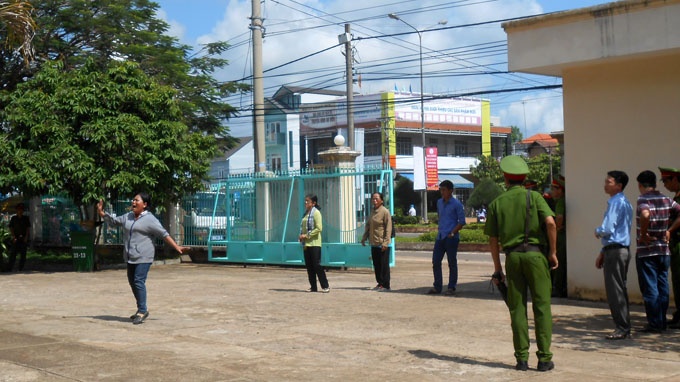 Bà Ngô Thị Ngọc Ước la hét trước sân trụ sở Tòa án nhân dân tỉnh Bình Phước sáng 21/5.