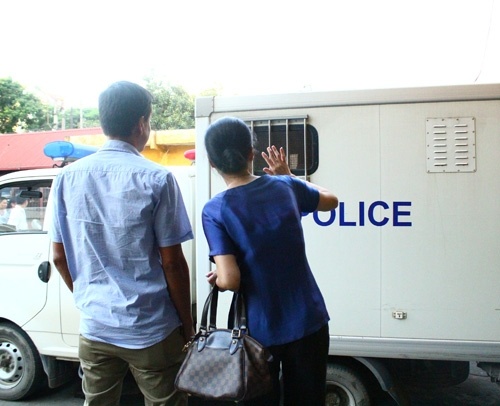 Bà Phương vẫy tay chào chồng. Ảnh: Công  Lý.