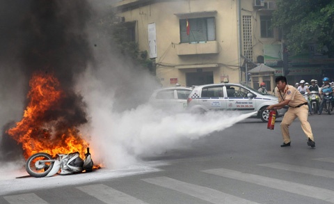 Xe may bat ngo boc chay ngun ngut giua nga tu hinh anh