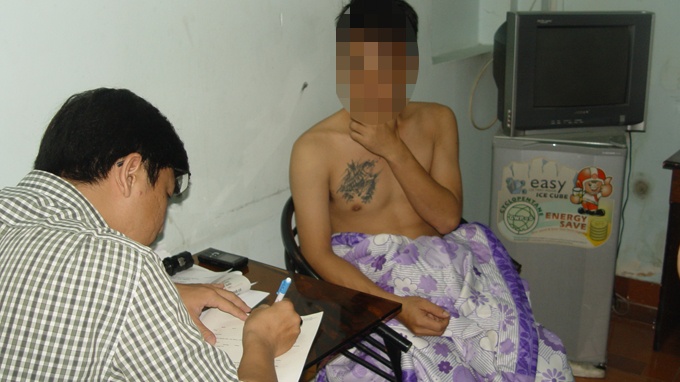 Nam thanh nien bi bat khi cho ban dam cho 'quy ba' hinh anh