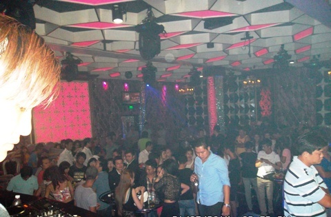 Bên trong quán bar lúc rạng sáng.