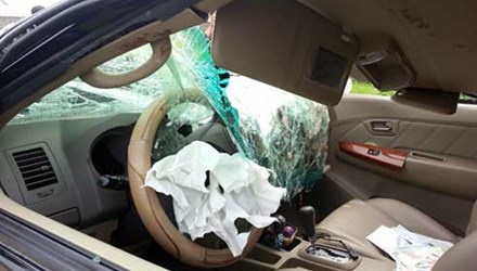Khoi to tai xe taxi chen oto qua nguoi trung uy cong an hinh anh