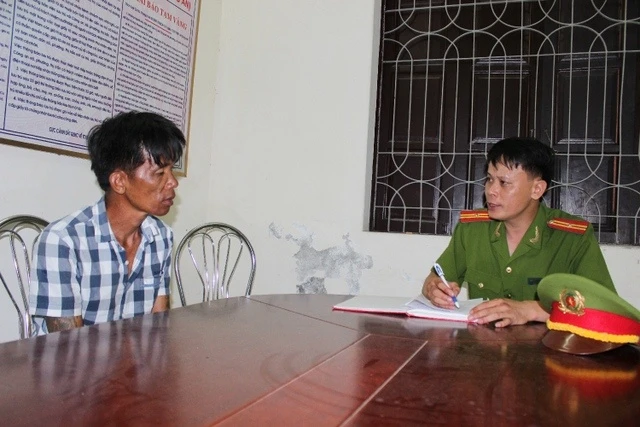 Công an phường Đồng Quốc Bình lấy lời khai của đối tượng Hải (trái)