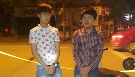 Bat nhom quai xe dua xe mung ban di xuat khau hinh anh