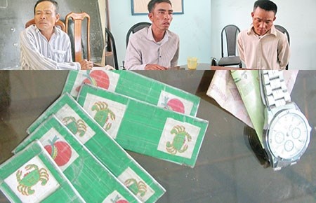 Nhóm bạc bịp đã bị bắt tạm giam cùng tang vật bị thu giữ.