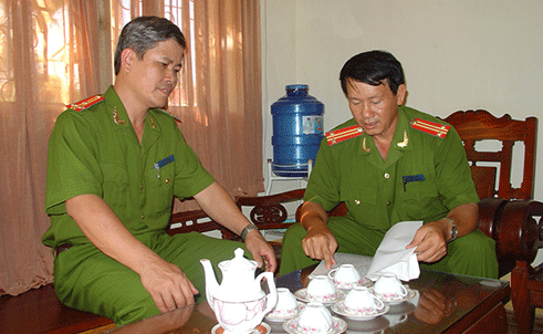 Phó giám thị Trại giam Gia Trung (trái) và trung tá Hoàng Văn Tân kể lại chuyện truy bắt tội phạm trốn trại.