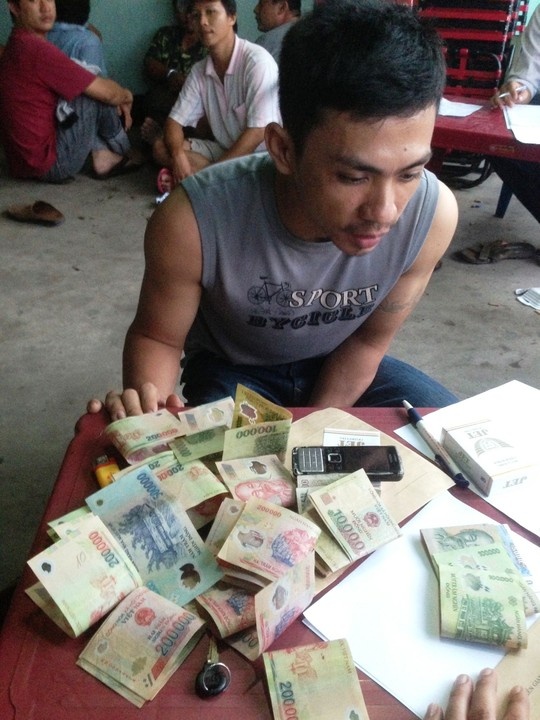 Đào Quốc Cường cùng tang vật.