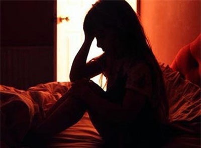 'Yeu' nham be gai 12 tuoi, tra tay vao cong hinh anh