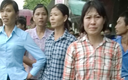 Những người hàng xóm rơi lệ vì cái chết thương tâm của cháu Long.