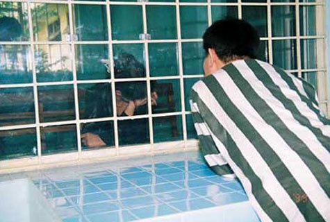 Tu tu xin ly ca phe den truoc khi ra phap truong hinh anh