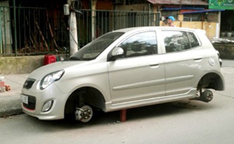Xe hop o khu chung cu bi thao trom 4 banh hinh anh