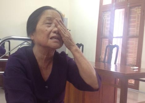 Cu ba 72 tuoi moi gioi mai dam de tra no co bac hinh anh