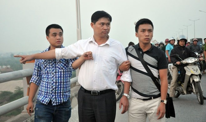 Bac si Tuong bi thay doi toi danh, nha ngoai cam se tim xac? hinh anh