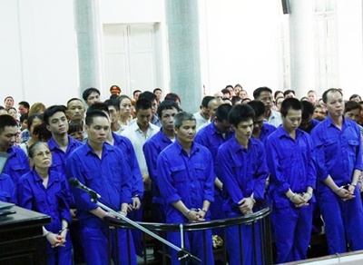 Người phụ nữ đứng bên trái ngoài cùng là mẹ vợ Khánh “trắng”.
