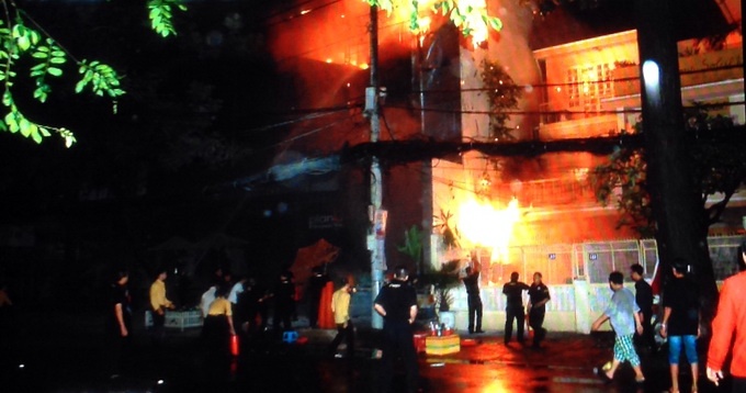 lúc trời Sài Gòn đổ mưa nặng hạt