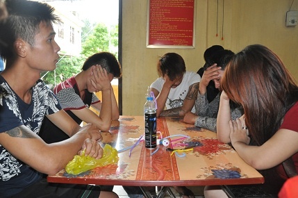 Nhóm thanh niên tại cơ quan công an sau bữa tiệc ma túy đá.