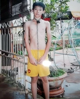 Hình ảnh cháu bé bị cha ruột hành hạ.