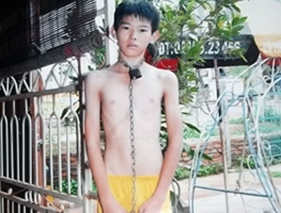 Nguoi cha xich con vao tru dien de danh dap hinh anh