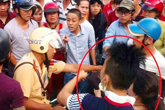 Dan vay danh CSGT vi bi kich dong? hinh anh