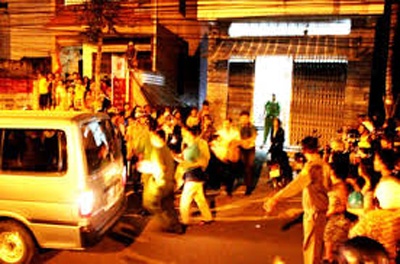 Bi doi no truoc mat nguoi yeu, rut dao dam chet ban hinh anh