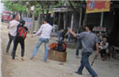 Cuop 'nhi' 13 tuoi chan xe danh toi tap nguoi di duong hinh anh