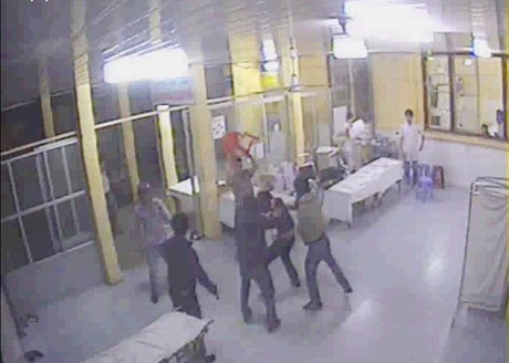 Truy sat trong benh vien, nu dieu duong bi va lay hinh anh