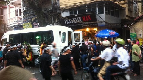 Nghi can sat hai nguoi dan ong tren pho sa luoi hinh anh