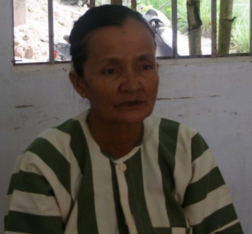 Bà Lê Thị Kiều- người bán vé số lừa khách để lấy số trúng giải đặc biệt, an ủi.