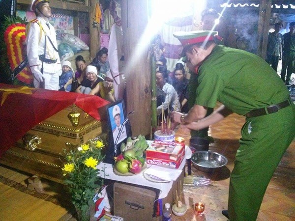 Đồng đội và người thân khóc thương, tiễn đưa Đại úy Chiêm về nơi an nghỉ cuối cùng.