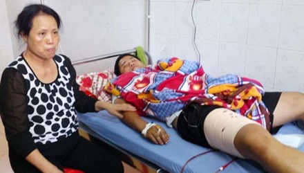 Mẹ Thiếu úy Hà túc trực bên cạnh con tại Bệnh viện Đa khoa tỉnh Sơn La.