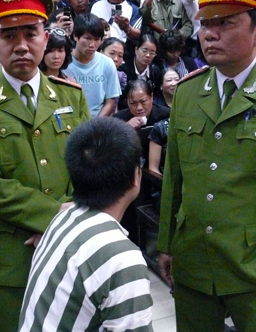 Nguyễn Đức Nghĩa và mẹ dặn dò nhau tại phiên xét xử. Ảnh: CTV.