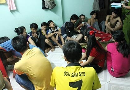 22 người đang sống trong căn nhà khoảng 15 m2 do vợ chồng ông Thu thuê mướn để đi bán vé số.