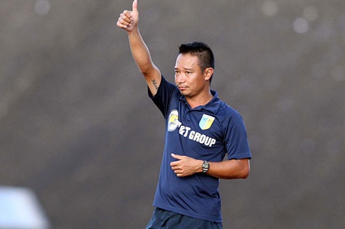 HLV đội U-17 Hà Nội T&T Vũ Hồng Việt.