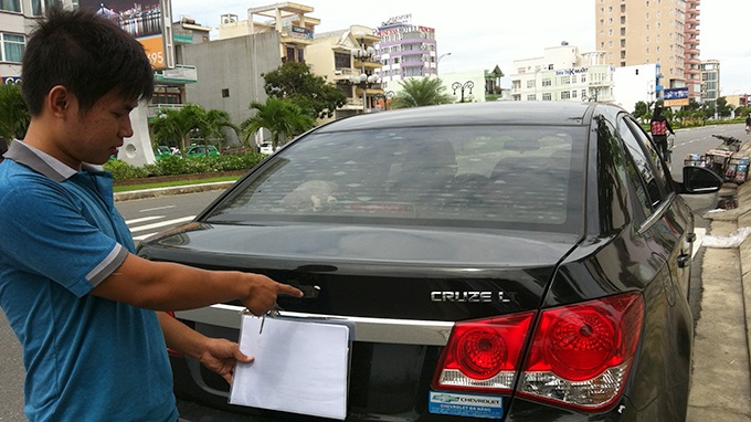 Chiếc xe hiệu Chevrolet của một hộ dân ở chung cư Nại Hiên Đông (Q.Sơn Trà) bị kẻ trộm cạy mất logo.