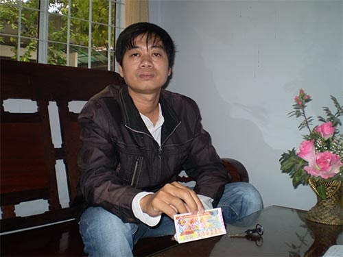 Anh Phú với tờ vé số trúng giải khuyến khích nhưng không được trả thưởng.
