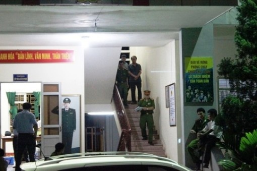 2 cuc tien vo chu vu cong an dung sung bat kiem lam hinh anh