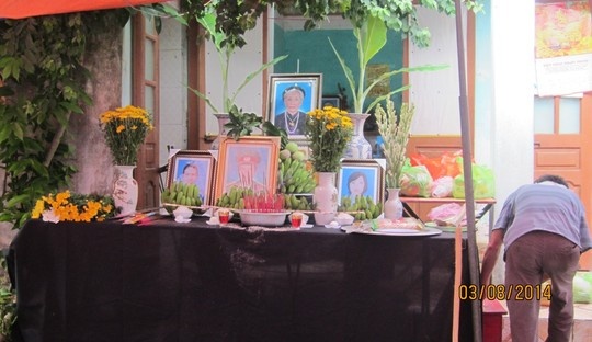 Bàn thờ chung của 4 nạn nhân trong cuộc thảm sát.