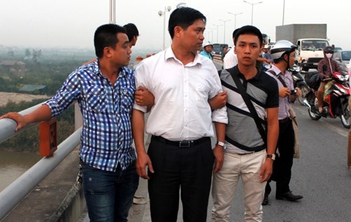 Bác sĩ Tường sau ít ngày gây án được đưa đến hiện trường.