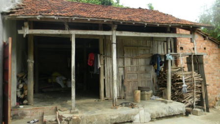 Căn nhà lụp xụp, cuộc sống nghèo khó, nên ông Hòa chưa thực hiện được ước nguyện đến thăm nhà 13 người bạn “phu” vàng bị giết.