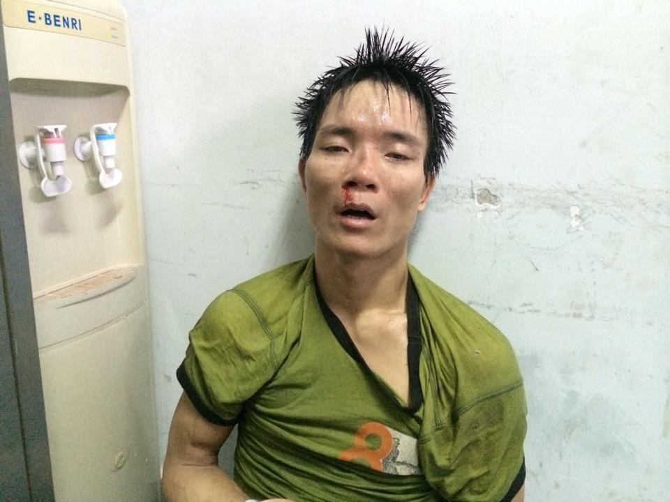 Rut sung ban canh sat khi ban gai khong doi mu bao hiem hinh anh