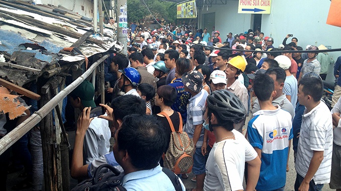 Người dân tập trung đông trước cửa phòng Tuấn
