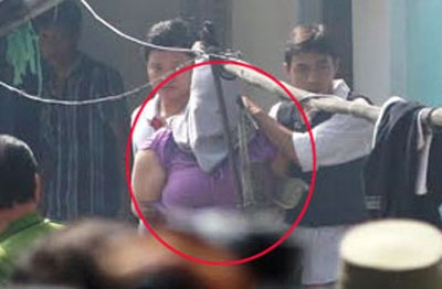 Canh sat vua no sung, nem luu dan de giai cuu con tin hinh anh