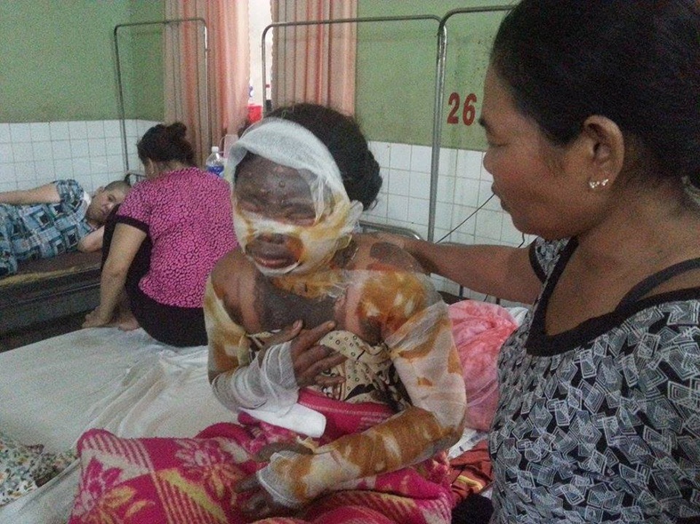 A Si Giá đang được mẹ chăm sóc tại bệnh viện.