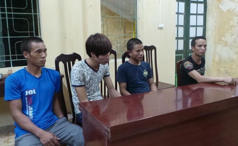 Giai cuu con tin bi nhom cong nhan bat giu doi tien chuoc hinh anh